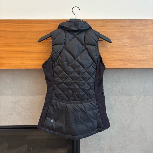 Lululemon Down For A Run Vest in Black, Size 4 - Picture 16 of 16